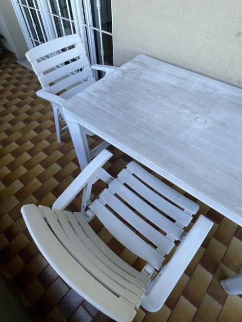 TAVOLO BIANCO DA ESTERNO IN PLASTICA  2 SEDIE PIEGHEVOLI - Foto 2