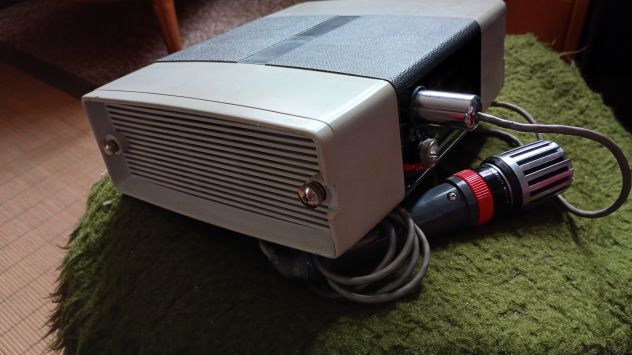 Altoparlante AMPLIBOX a batterie, con microfono, anni '60.