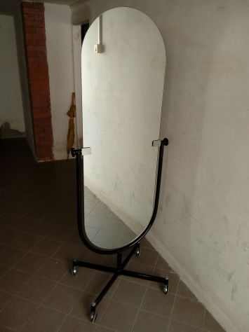 Specchio Forma ovale girevole con ruote struttura in tubolare Nero