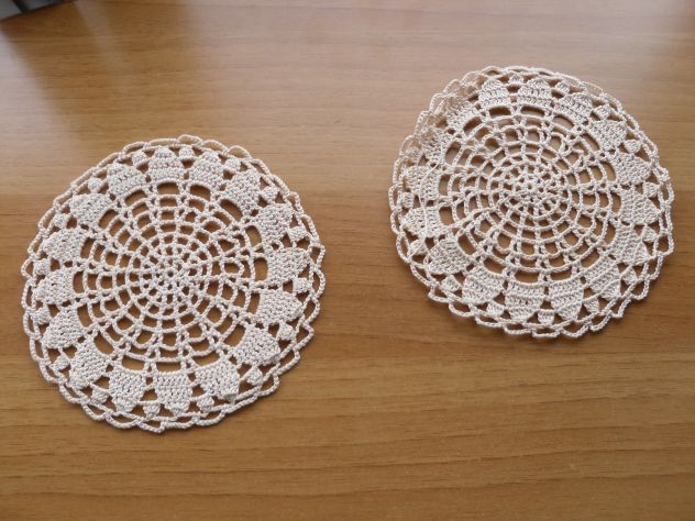 N° 2 SOTTOBICCHIERI FATTI A MANO DA CM. 13 IN COTONE DI COLOR BEIGE nuovo. - Foto 2
