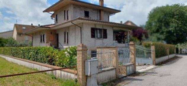 Immobile in asta di 256 m², box auto in vendita a Gualdo Tadino