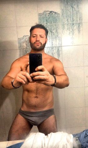GIOVANE DOTATO PER SIGNORE E RAGAZZE VOGLIOSE Tel:3489560889