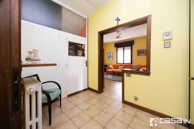 A pochi passi ampia soluzione indipendente composta da 2 appartamenti, deposito, 2 box, cantina e giardino di 800 mq
PIANO TERRA : appartamento di 4 v - Foto 13