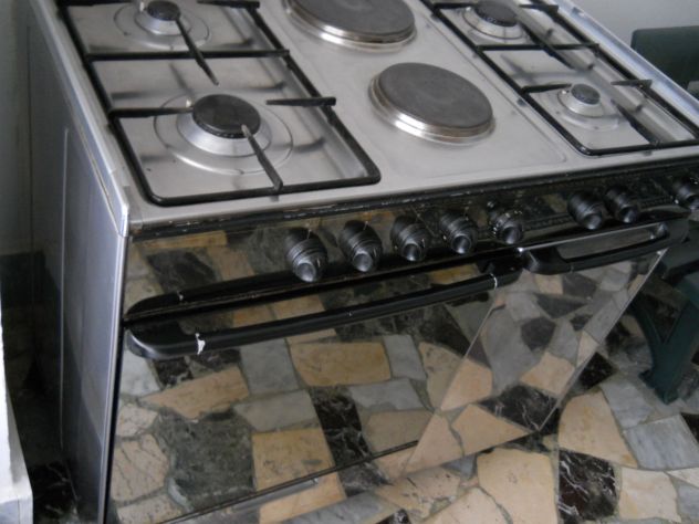 Offro per la vendita una Cucina  in acciaio ,  4 fuochi gas , 2 piastre e forno - Foto 3
