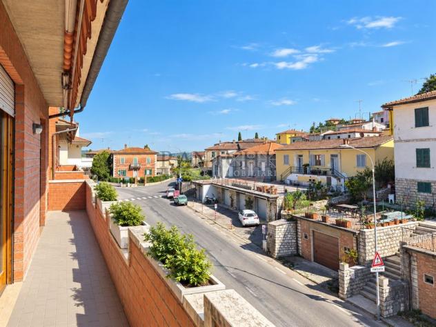 Appartamento spazioso, con balcone, garage e orto - Foto 4