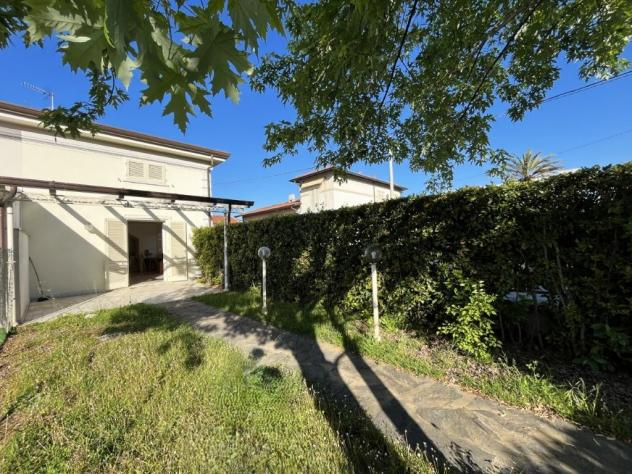 BIFAMILIARE di 6 vani e di 143 mq (PIETRASANTA) rif. MP980
