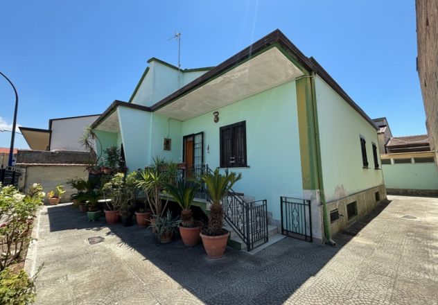 SPLENDIDA VILLA INDIPENDENTE CON AMPIO GIARDINO IN VENDITA A CURTI - RIF.V3317