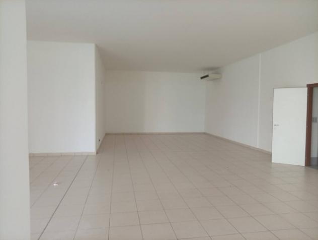 Immobile di 190 m² con 1 locale in affitto a Carpi - Foto 2