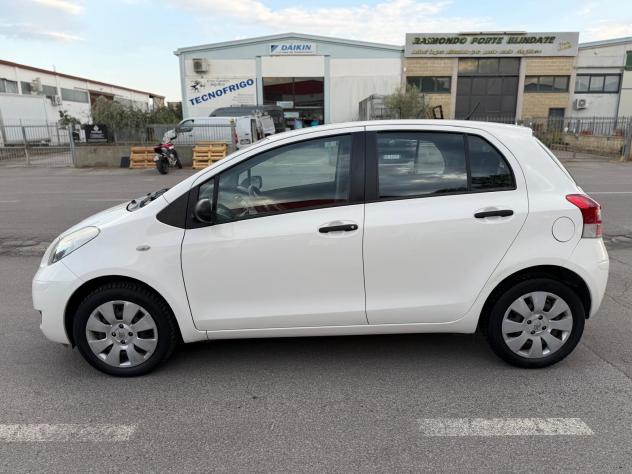 Toyota Yaris 1.0 5 porte Now - Foto 6