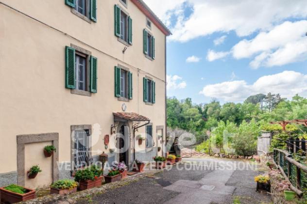Villa di 250 m² con più di 5 locali e posto auto in vendita a Castel del Piano