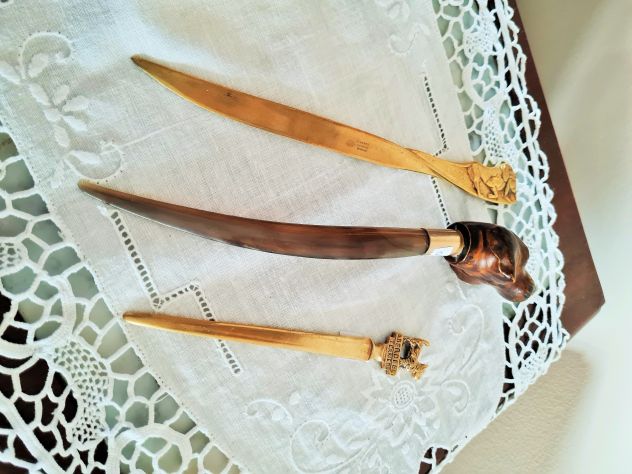 Piccola collezione n° 3 tagliacarte con effige di cane