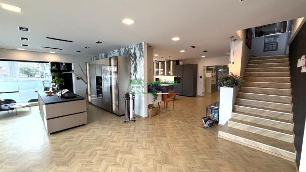 Rif.9794 - Prestigioso Immobile Commerciale in Viale delle Americhe