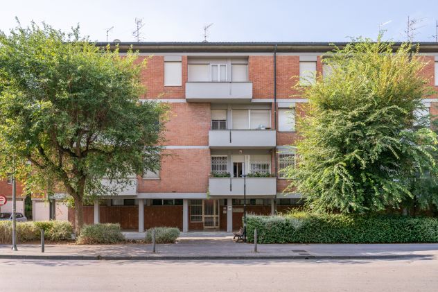 CINQUE VANI RISTRUTTURATO CON TERRAZZI,AMPIA CANTINA E 2 POSTI AUTO - Foto 10