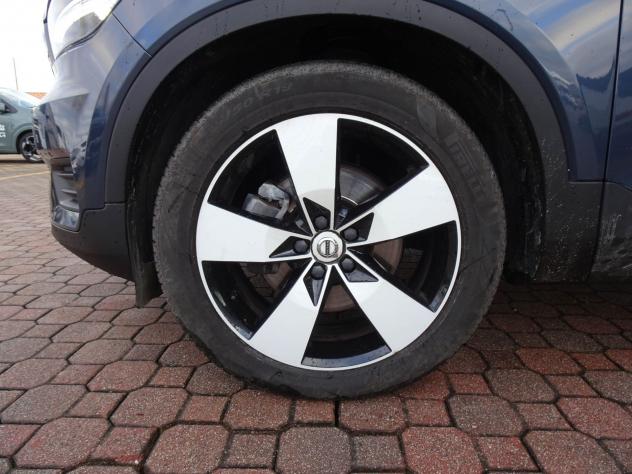 Volvo XC40 (2017--) B4 AWD Geartronic Momentum - Foto 9