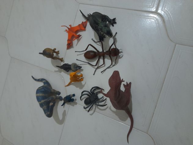 Otto dinosauri e due insetti di plastica rigida, in varie dimensioni differenti. - Foto 9