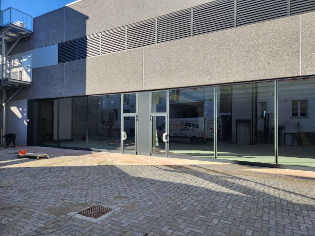 LOCALE PER CONCESSIONARIE AUTO,PALESTRE GRANDE PARCHEGGIO PRIVATO