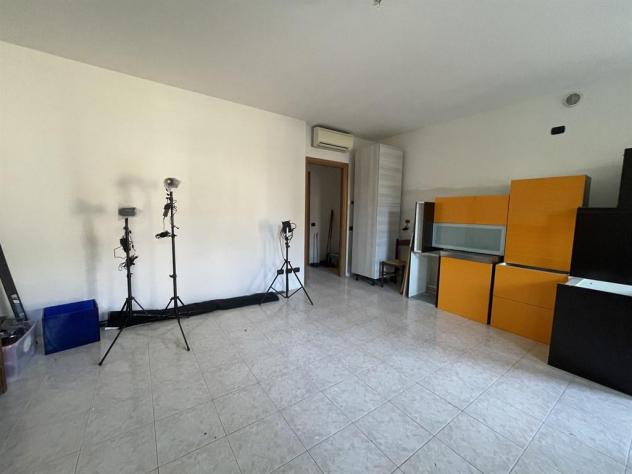 MONOLOCALE AL PIANO TERRA CON BOX - Foto 7