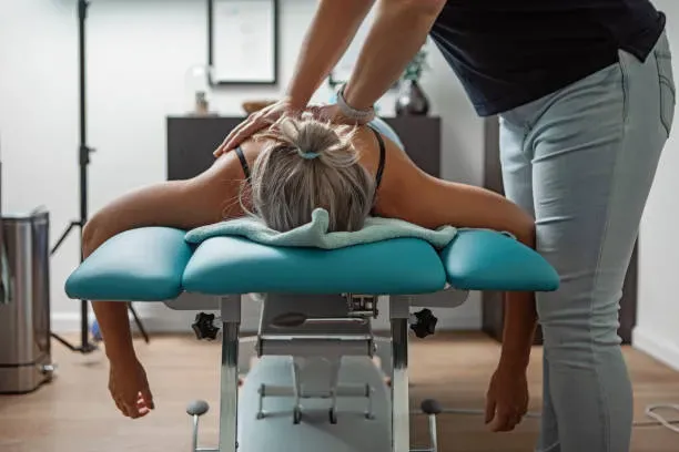 osteopata e fisioterapista massaggiatore sportivo e olistico