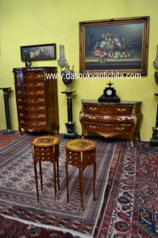 Coppia di tavolini-comodini tondi stile Luigi XV intarsiati