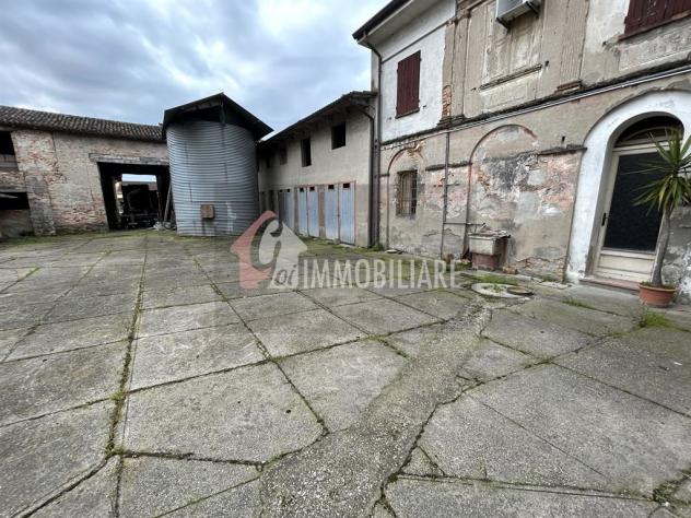 Casa indipendente con ampia area cortilizia