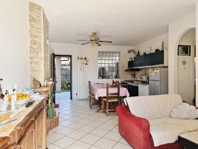 RONCHI, 700 m dal mare e vicino a tutti servizi, appartamento con giardino e ingresso indipendente facente parte di un piccolo fabbricato di recente
