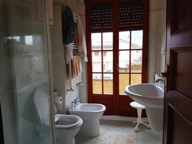 MARINA DI MASSA, prima periferia e poco distante dal mare, vendesi villetta singola con giardino circondante: salone, cucina, tinello con camino, bagn - Foto 6