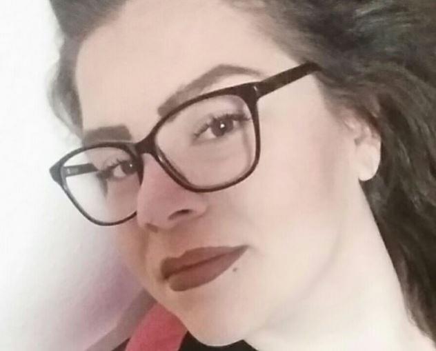 donna_22: alta 161cm, 59kg, cerco uomo vicino Tel: