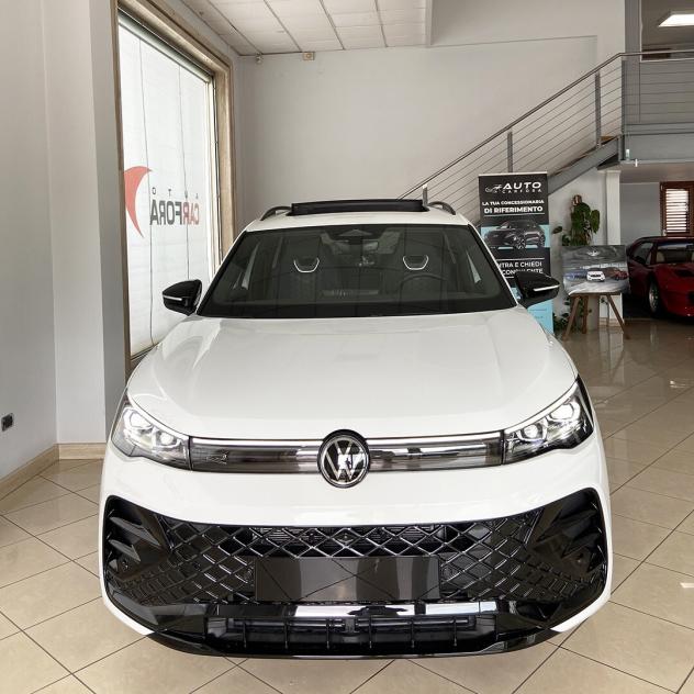 Volkswagen Tiguan 2.0 150cv DSG R-Line black pack |tetto+matrix+r19"| AUTOCARRO - Foto 3