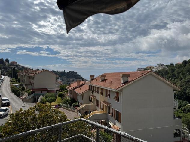 Alassio, a soli 1,5 km dal mare, proponiamo elegante villa a schiera su più livelli, dotata di ingresso indipendente e libera su tre lati. cantina e - Foto 2