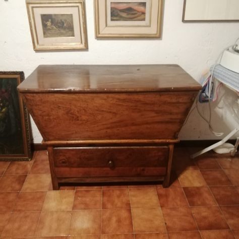 Credenza/cassettone/paniere antico