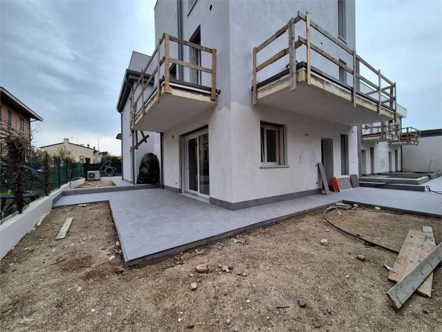 V005438 - VILLA ANGOLARE DI NUOVA COSTRUZIONE CON GIARDINO