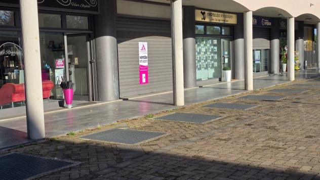Locale commerciale in vendita a Peschiera Borromeo