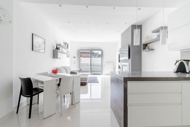 APPARTAMENTO RISTRUTTURATO CON TRE CAMERE, GARAGE E RESEDE ESCLUSIVO - Foto 3
