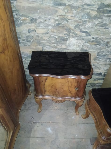 Comodino con piano specchiato
