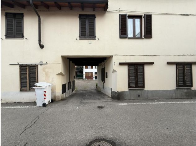 ASTA: Busto Arsizio (VA), frazione Borsano, in via Pavia abitazione su 2 livelli