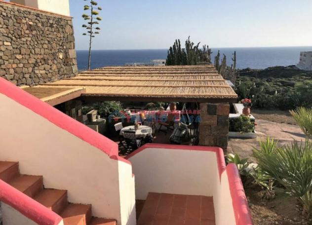 PANTELLERIA – Punta Fram, splendida villa con due unità abitative, oltre veranda e terreno. Vista mare. Euro 490mila CL G - Foto 4