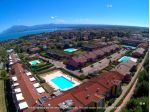 Elegante bilocale con giardino privato e piscina
