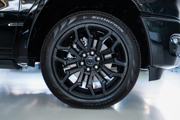 RAM 1500 LIMITED NIGHT EDITION 5.7L V8 398CV E- Torque - Foto 9