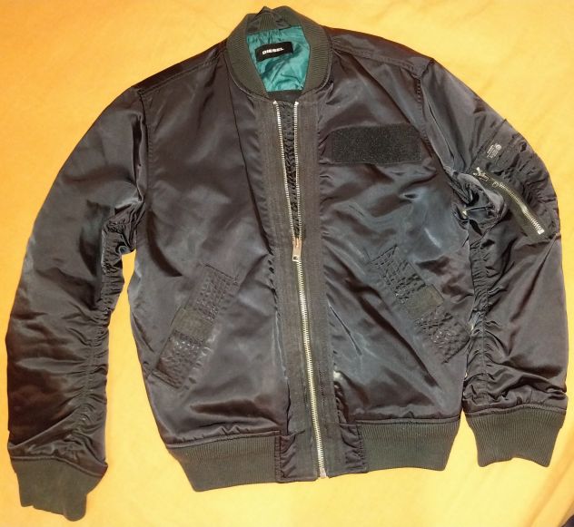 Bomber Diesel nero, con fodera interna verde.