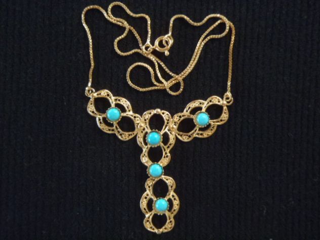 Collana con pietre turchese