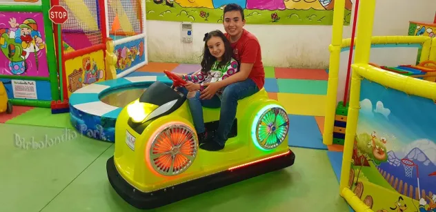 Circuito con Macchinine Elettriche per Bambini - Foto 2