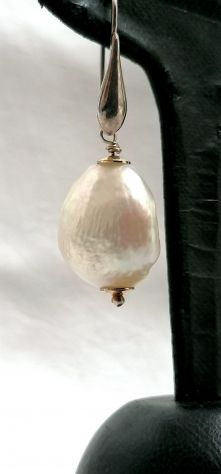 BELLISSIMI ORECCHINI PENDENTI CON GRANDE PERLA SCARAMAZZA E ARGENTO. - Foto 4