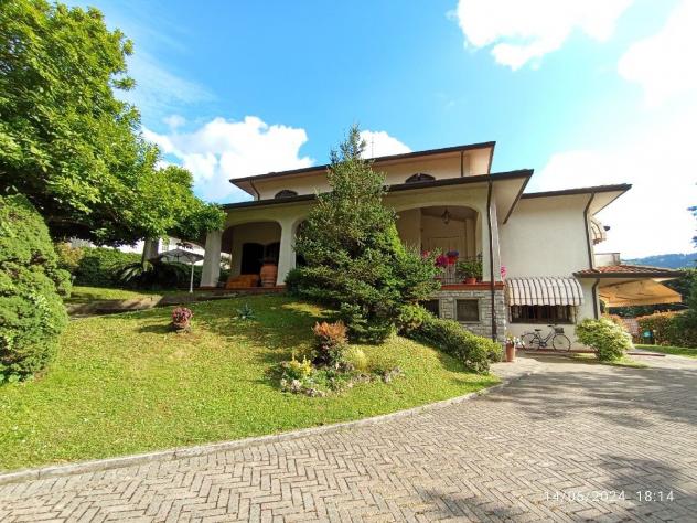 Villa di mq 350 .
Composta da due abitazioni che si vendono in blocco
Nel verde e ben esposta al sole
Poco distante dal centro