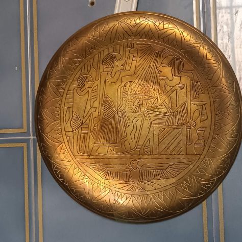 piatto in ottone con incise scena rituale egizio