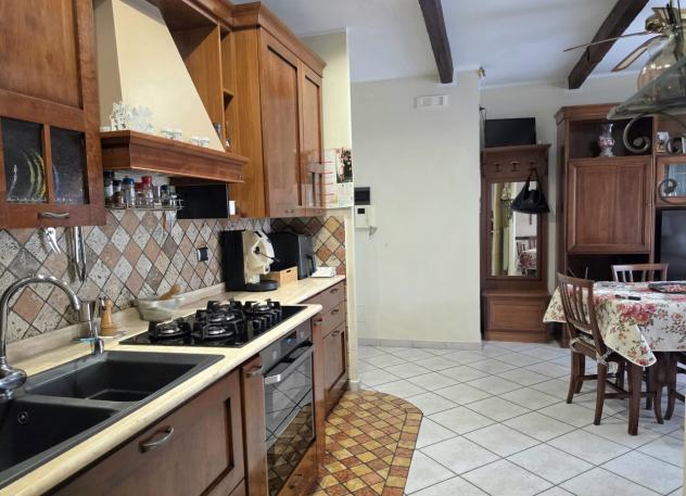 MARINA DI MASSA: appartamento al piano terra con ampio giardino, vicino al mare e a tutti i servizi. L'immobile è composto di soggiorno con angolo cot - Foto 5