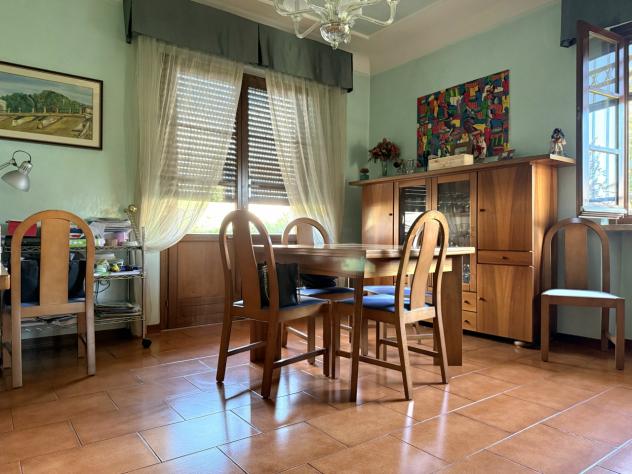 RONCHI, zona tranquilla e vicina al mare, villa su più livelli con ampio giardino su quattro lati. Al piano terra troviamo ingresso, salone, tinello, - Foto 9