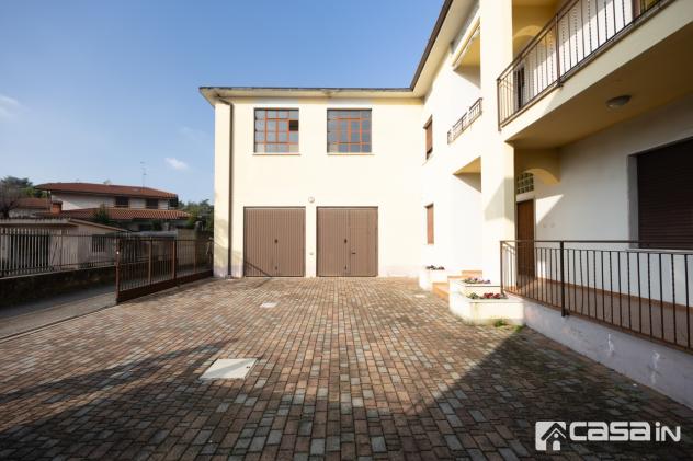 A pochi passi ampia soluzione indipendente composta da 2 appartamenti, deposito, 2 box, cantina e giardino di 800 mq
PIANO TERRA : appartamento di 4 v - Foto 4