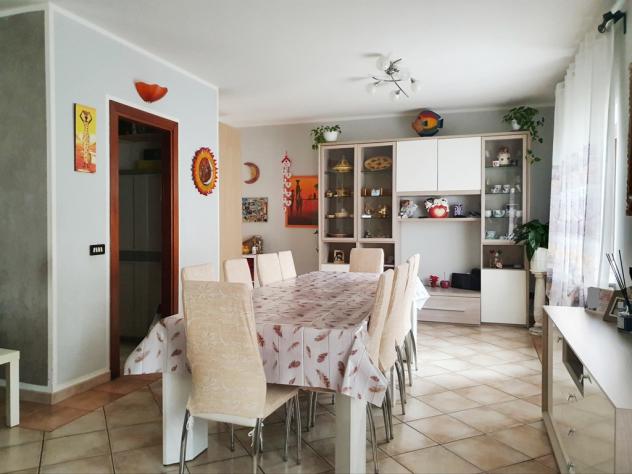 MASSA, loc. Quercioli, villetta singola distribuita su due livelli con giardino su quattro lati. L'immobile è composto di ampio soggiorno, cucina e ba