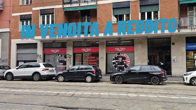 MILANO, VIA RUBENS 14 - VENDESI NEGOZIO 3 VETRINE 105 MQ ca. A REDDITO 8% ca.