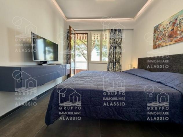 LAIGUEGLIA: SPLENDIDA SOLUZIONE FRONTE MARE CON BOX AUTO - Foto 13
